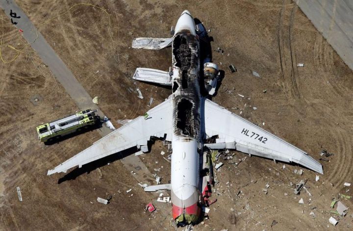 2960853_173082671-boeing-777-crashes-at-san-francisco-airport-178822-01-03
