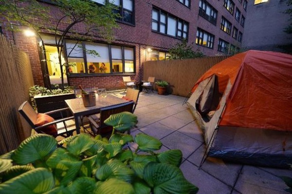 630274_une-tente-dans-un-patio-de-l-hotel-affinia-gardens-le-15-juillet-2013-a-new-york