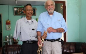 7762780455_sam-axelrad-rend-a-nguyen-quang-hung-un-ancien-soldat-vietcong-le-bras-qu-il-a-ampute-en-1966