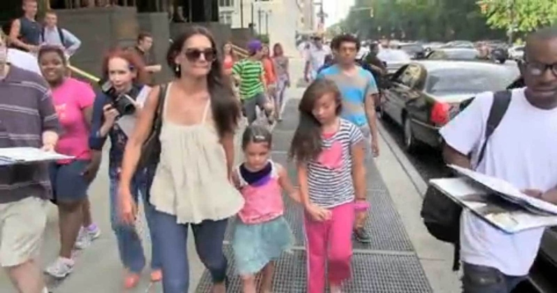 Katie-Holmes-et-Suri-Cruise-le-9-juillet-2013-a-New-York_exact810x609_l
