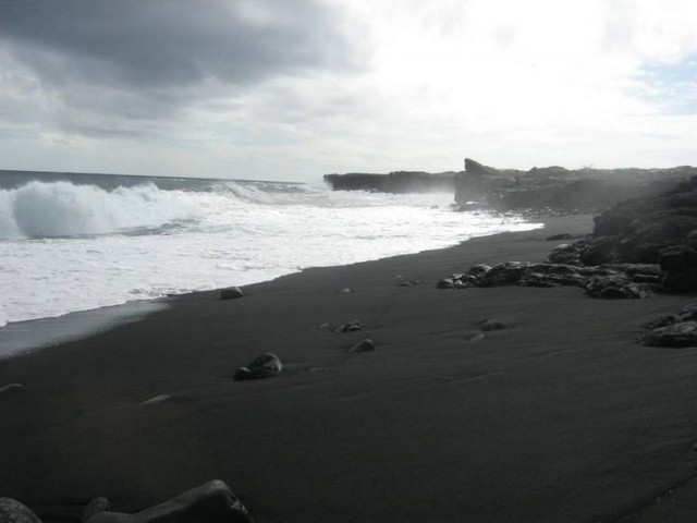 Plage-sable-noir-Hilo-Hawaii-640x480