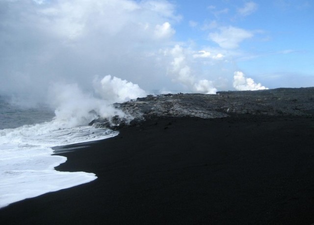 Plage-sable-noir-Island-640x458