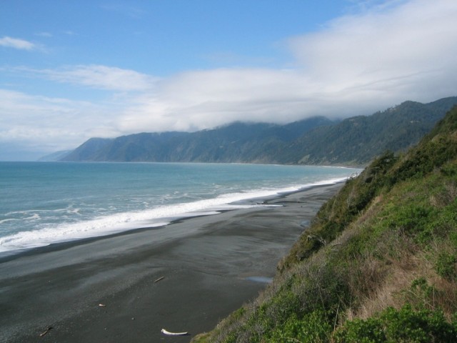 Plage-sable-noir-Kaimu-Beach-640x480