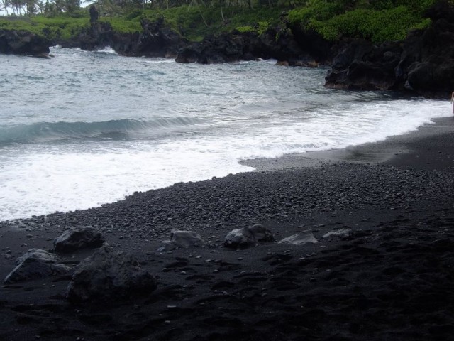 Plage-sable-noir-Kakalina-Manas-640x480