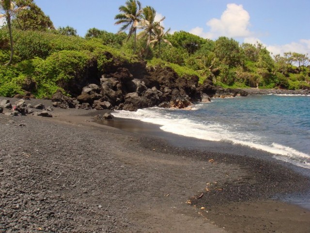 Plage-sable-noir-Kehena-Beach-640x480