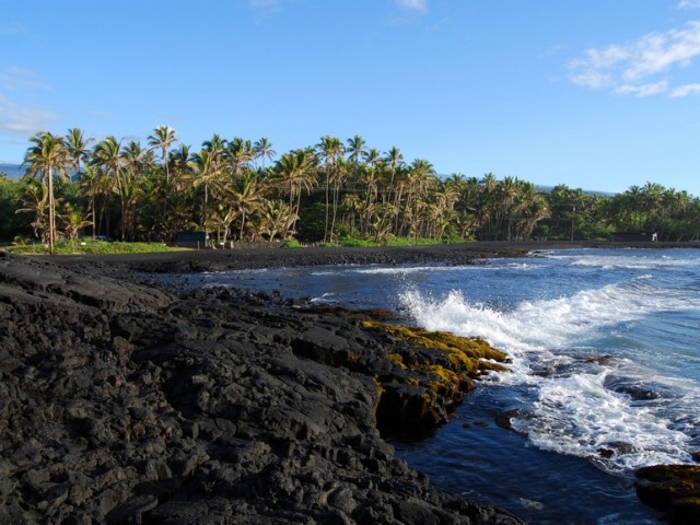 Plage-sable-noir-Punaluu-Beach-640x480