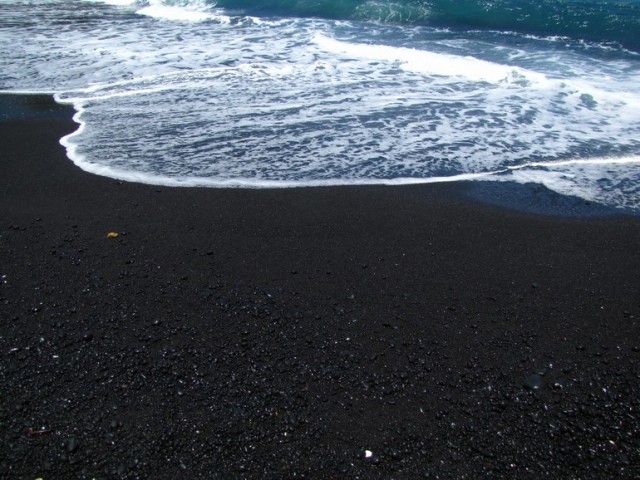 Plage-sable-noir-Waianapanapa-640x480