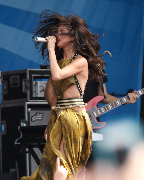 Selena-Gomez-en-concert-a-103.3-AMP-Radio-Birthday-Bash-free-a-Boston-le-30-juin-2013_exact810x609_p