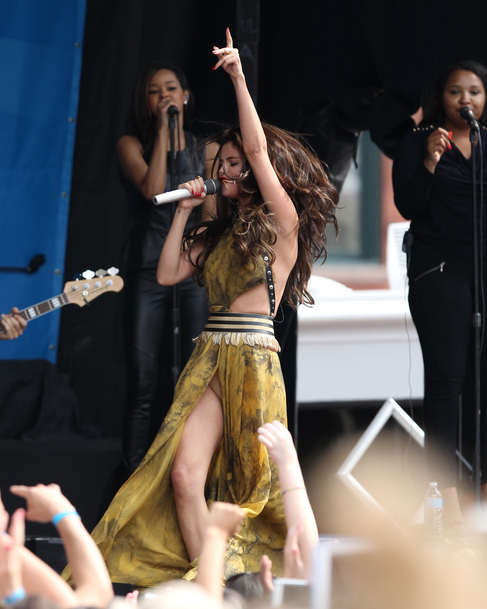 Selena-Gomez-victime-d-un-probleme-vestimentaire-lors-de-son-concert-a-Boston-le-30-juin-2013_exact810x609_p