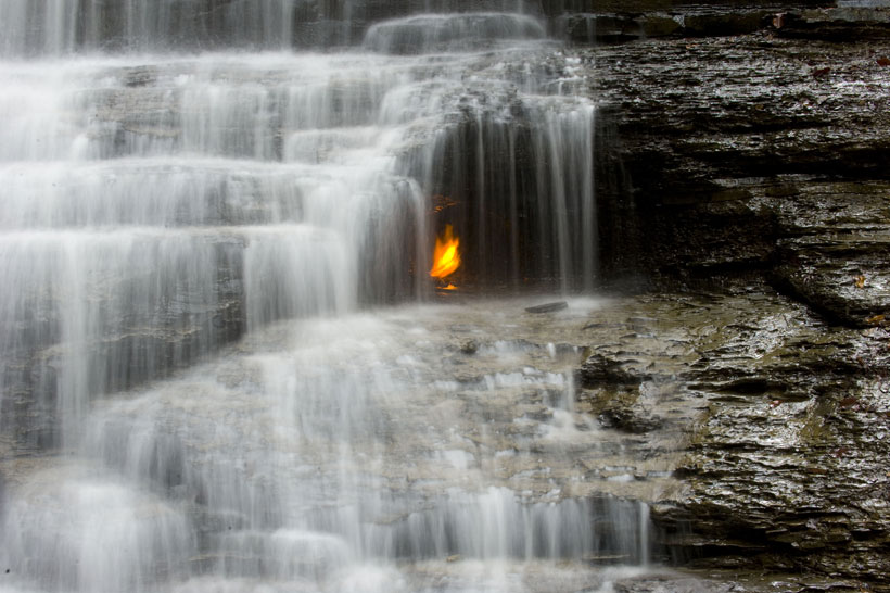 decouvrez-la-flamme-eternelle-qui-brule-sous-une-cascade-et-qui-intrigue-la-communaute-scientifique4