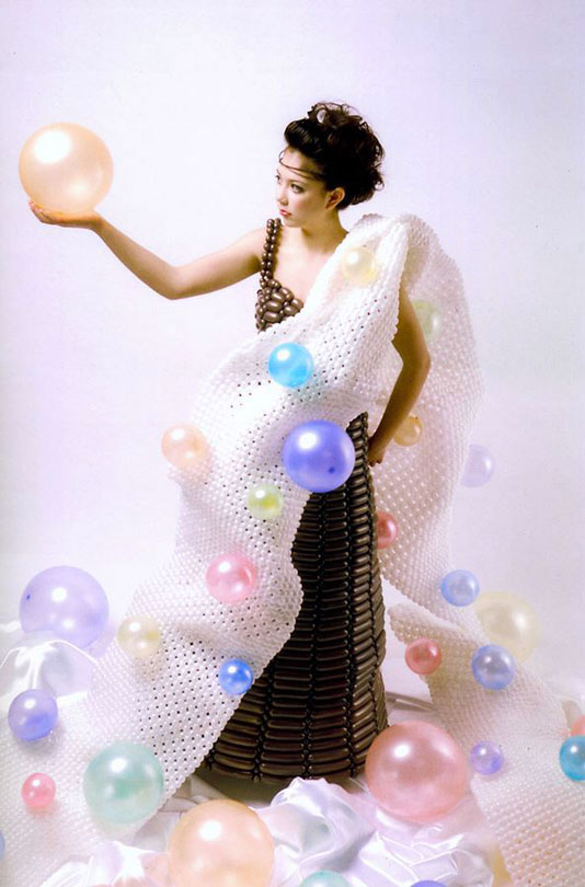 la-haute-couture-prend-de-la-legerete-avec-ces-robes-entierement-concues-avec-des-ballons23