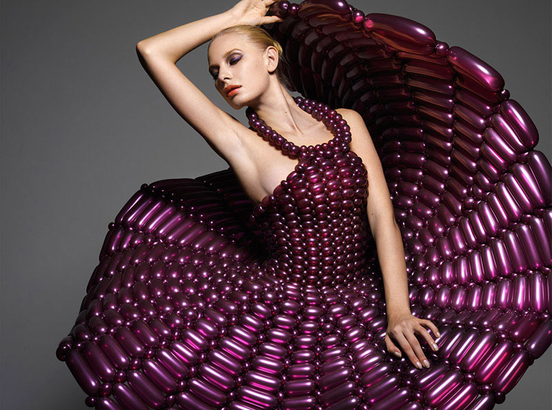 la-haute-couture-prend-de-la-legerete-avec-ces-robes-entierement-concues-avec-des-ballons7