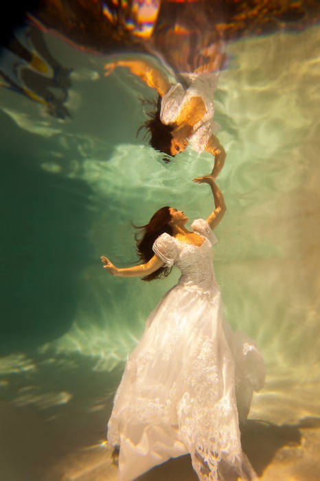 underwater-trash-the-dress-1