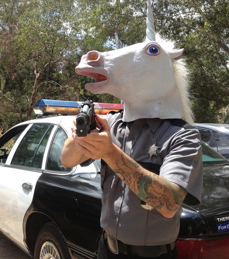 unicorning-cette-licorne-agent-de-police-est-effrayante-avec-ce-pistolet-braque-sur-l-objectif_131007_w460