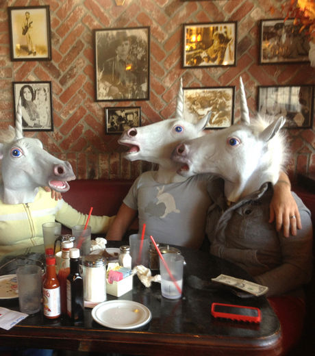 unicorning-en-famille-les-licornes-apprecient-un-bon-repas-dans-un-restaurant_131005_w460