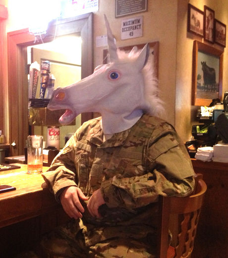 unicorning-il-arrive-que-la-licorne-enfile-une-combi-camouflage-pour-partir-a-la-chasse-peut-etre_131069_w460