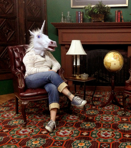 unicorning-la-licorne-est-tres-a-l-aise-pour-reflechir-dans-un-salon-cossu_131004_w460