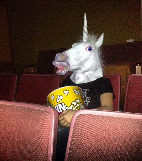 unicorning-seul-dans-une-salle-de-cinema-cette-licorne-a-l-air-de-s-amuser_130999_w460