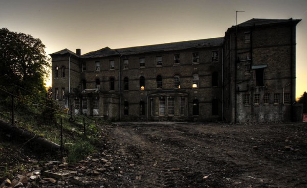 a-la-decouverte-des-asiles-abandonnes-les-plus-flippants-du-monde10