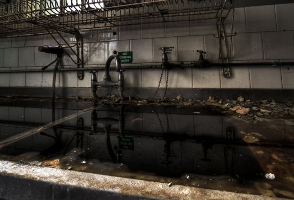 a-la-decouverte-des-asiles-abandonnes-les-plus-flippants-du-monde13