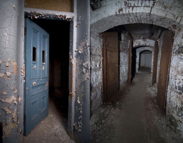 a-la-decouverte-des-asiles-abandonnes-les-plus-flippants-du-monde45