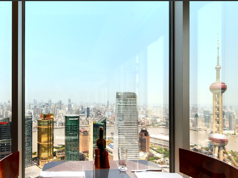 et-sa-vue-sur-la-megalopole-de-Shanghai_exact780x585_l