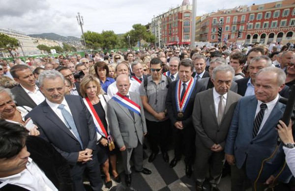 La manifestation rassemble pèle-mêle élus de l'UMP et du FN