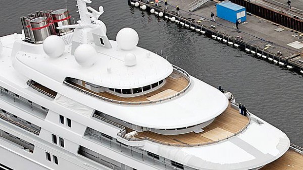 azzam-funnel-deck-yacht