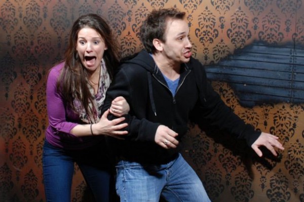 50-photographies-hilarantes-des-reactions-des-visiteurs-a-linterieur-dune-maison-hantee-bien-flippante11