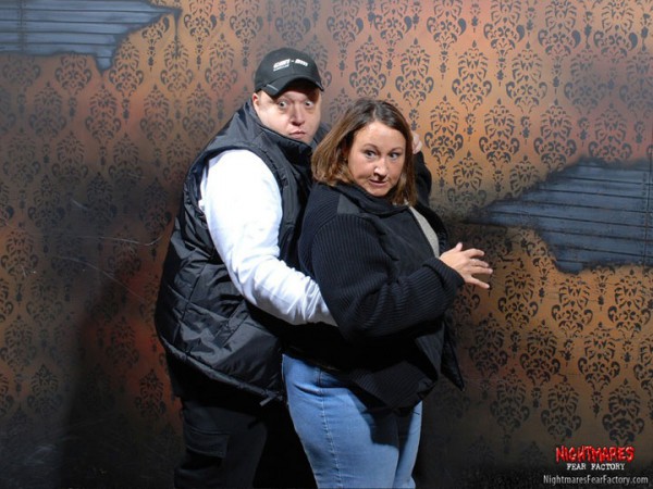 50-photographies-hilarantes-des-reactions-des-visiteurs-a-linterieur-dune-maison-hantee-bien-flippante12