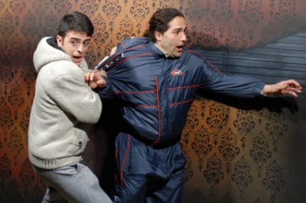 50-photographies-hilarantes-des-reactions-des-visiteurs-a-linterieur-dune-maison-hantee-bien-flippante13