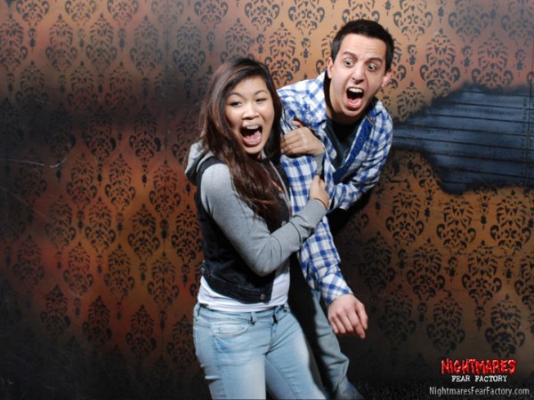 50-photographies-hilarantes-des-reactions-des-visiteurs-a-linterieur-dune-maison-hantee-bien-flippante14