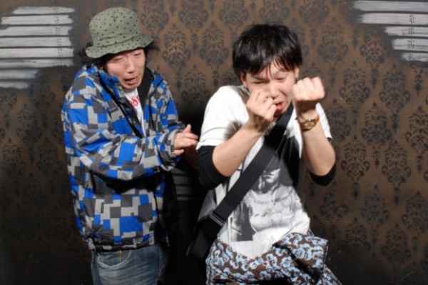 50-photographies-hilarantes-des-reactions-des-visiteurs-a-linterieur-dune-maison-hantee-bien-flippante3