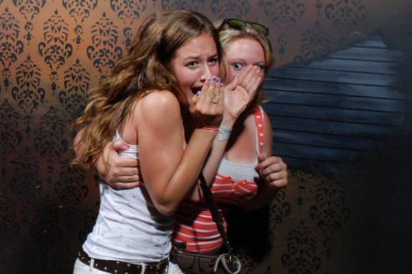 50-photographies-hilarantes-des-reactions-des-visiteurs-a-linterieur-dune-maison-hantee-bien-flippante35