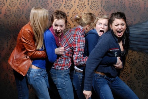 50-photographies-hilarantes-des-reactions-des-visiteurs-a-linterieur-dune-maison-hantee-bien-flippante5