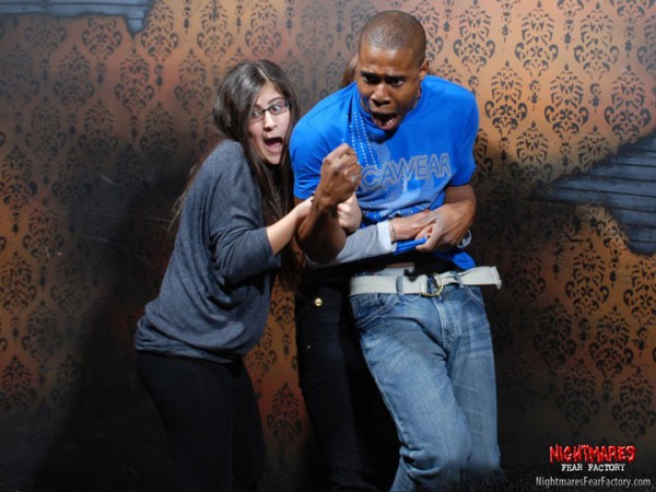 50-photographies-hilarantes-des-reactions-des-visiteurs-a-linterieur-dune-maison-hantee-bien-flippante6