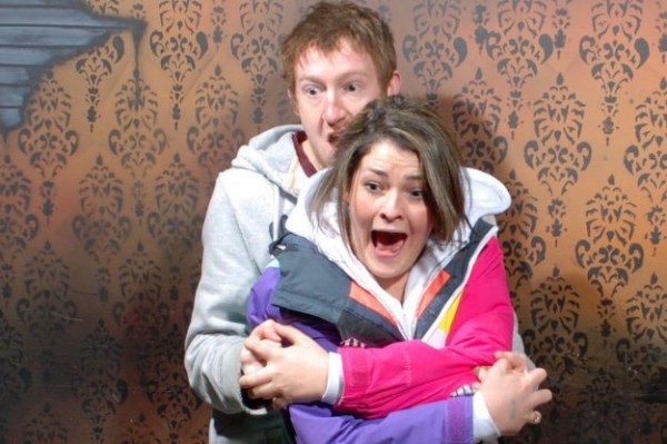 50-photographies-hilarantes-des-reactions-des-visiteurs-a-linterieur-dune-maison-hantee-bien-flippante9