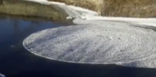 6685205-video-un-tourbillon-de-glace-sur-une-riviere.png
