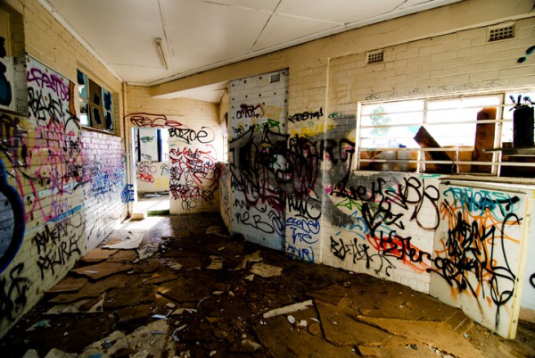 promenez-vous-dans-les-angoissantes-allees-vides-de-7-usines-a-jouets-desaffectees2