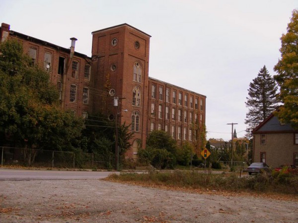 promenez-vous-dans-les-angoissantes-allees-vides-de-7-usines-a-jouets-desaffectees23