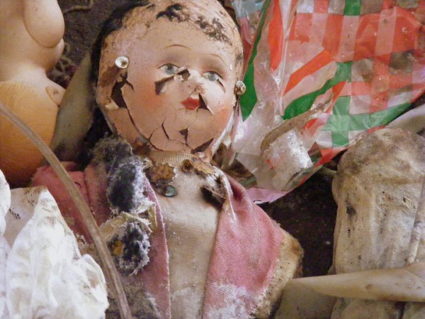 promenez-vous-dans-les-angoissantes-allees-vides-de-7-usines-a-jouets-desaffectees26