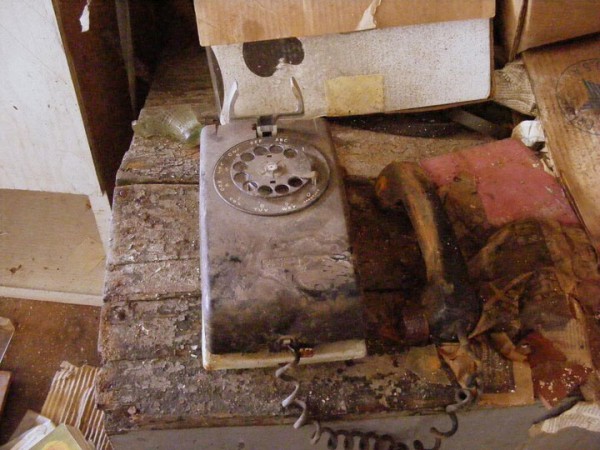 promenez-vous-dans-les-angoissantes-allees-vides-de-7-usines-a-jouets-desaffectees28