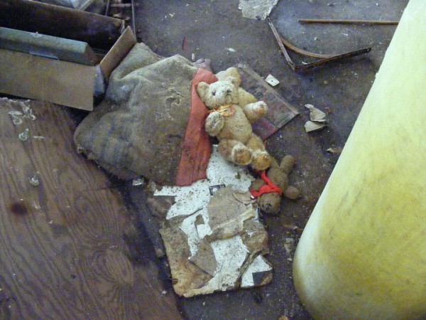 promenez-vous-dans-les-angoissantes-allees-vides-de-7-usines-a-jouets-desaffectees29