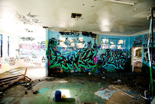 promenez-vous-dans-les-angoissantes-allees-vides-de-7-usines-a-jouets-desaffectees3