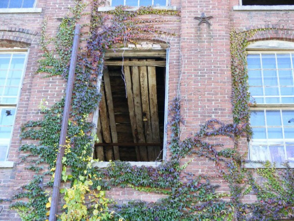 promenez-vous-dans-les-angoissantes-allees-vides-de-7-usines-a-jouets-desaffectees30