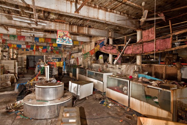 promenez-vous-dans-les-angoissantes-allees-vides-de-7-usines-a-jouets-desaffectees31