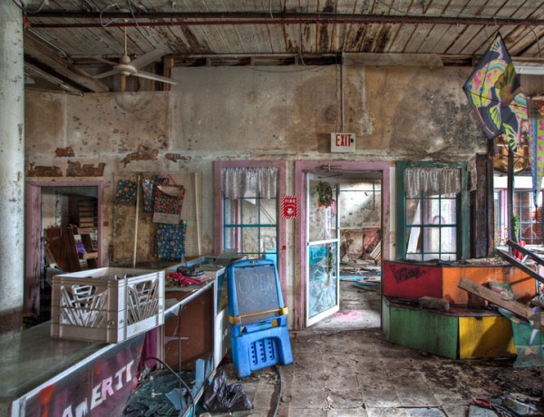 promenez-vous-dans-les-angoissantes-allees-vides-de-7-usines-a-jouets-desaffectees32