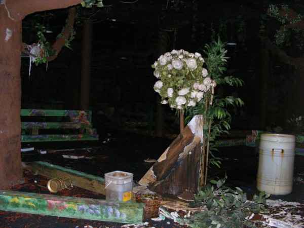 promenez-vous-dans-les-angoissantes-allees-vides-de-7-usines-a-jouets-desaffectees33