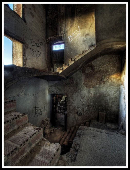 promenez-vous-dans-les-angoissantes-allees-vides-de-7-usines-a-jouets-desaffectees34