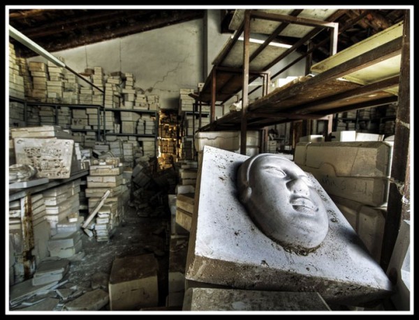 promenez-vous-dans-les-angoissantes-allees-vides-de-7-usines-a-jouets-desaffectees35